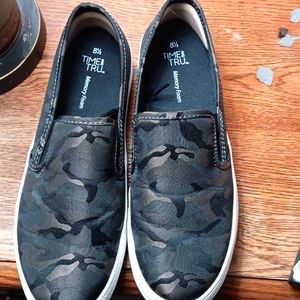 Time and tru camo loafers sz 8.5